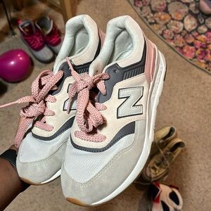 Size 4 New balance
Girls no box